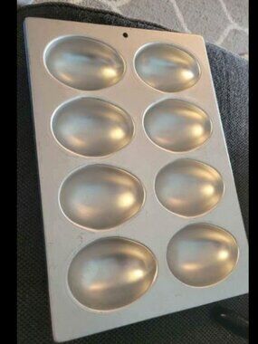 Wilton cake pan/ mold Easter eggs 8 cavitys